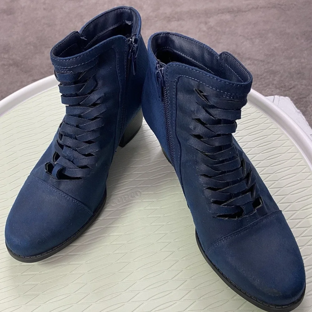 Yuu Booties, Ranser Zip On Women's 7M Navy Blue Leather‎ Chunk Heel Design